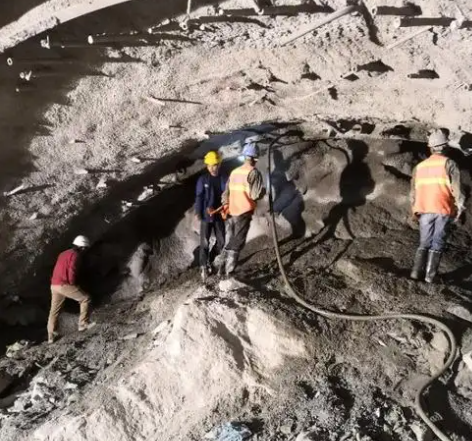 水城隧道拱顶带模注浆料，微膨胀注浆料的特点及施工工艺